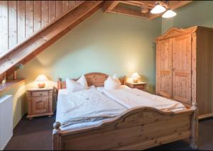 弗赖堡Landhotel Weingut Schulze的一间卧室设有一张大床和木楼梯
