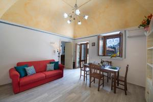 波西塔诺Amore Rentals - Casa Barbera B的客厅配有红色的沙发和桌子