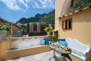 波西塔诺Amore Rentals - Casa Barbera B的设有一个配有桌子并享有美景的阳台。