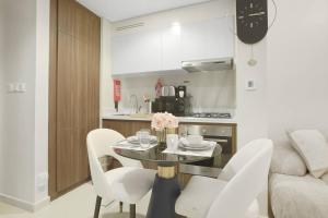迪拜Luxe Den-1BR Cozy Treat By Canal side的厨房里设有1间带桌椅的用餐室