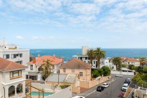 开普敦Ocean & Mountain Views From Bantry Bay Apartment的享有带房屋的城市和大海的景致。