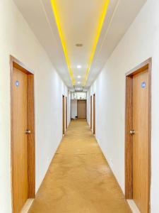 普杰Usha Residency的黄色天花板的办公室大楼里空荡荡的走廊