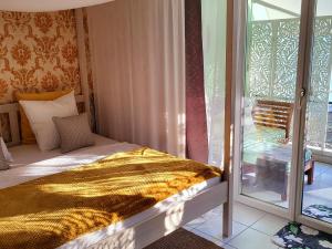 阿斯科纳Traumhaftes Appartment in Ascona nur 200m vom Lago Maggiore entfernt的一间卧室设有一张床和一个滑动玻璃门
