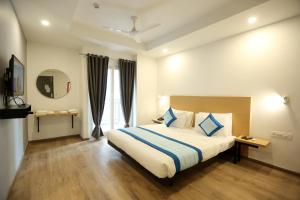 新德里Hotel Rudratesh的酒店客房,配有床和镜子