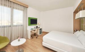 卡塔赫纳NH卡塔赫纳田园酒店的白色卧室配有白色的床和书桌