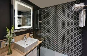 卡塔赫纳NH卡塔赫纳田园酒店的一间带水槽和镜子的浴室