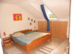伏尔塔瓦河畔利普诺Holiday Home in Lipno nad Vltavou 1939的阁楼卧室配有木床