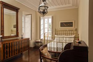 安德罗斯Androspremiumvillas的一间卧室配有一张床、一张桌子和一面镜子