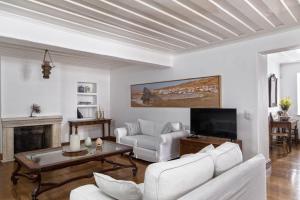 安德罗斯Androspremiumvillas的客厅配有白色家具和电视