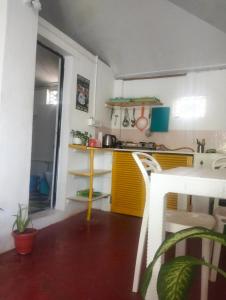 卡纳科纳Anika homes的一间小厨房,厨房里设有黄色和白色的