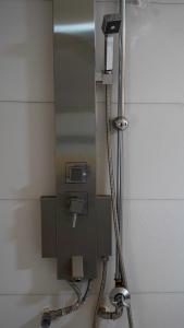 EmbuEmbu Pazuri Homes的带电话的浴室内的公共淋浴间