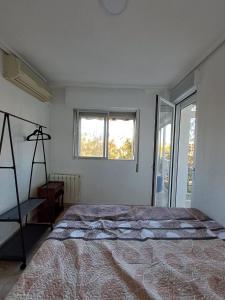 莫斯托雷斯One dream的一间卧室设有一张大床和一个窗户。