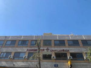 安曼Amman Trail Hostel的上面有标志的建筑