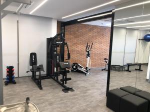 圣保罗Studio completo luxo novo的一个带跑步机的健身房和一个砖墙的人