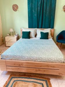 DembeniSOFT YLaNG的一间卧室配有一张带蓝色窗帘的大床