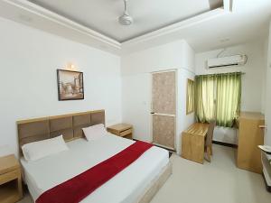 普杰Usha Residency的一间带大床的卧室和一间浴室