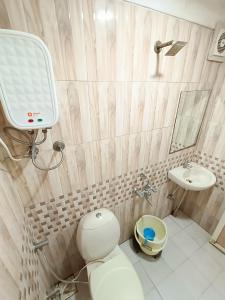 普杰Usha Residency的一间带卫生间和水槽的浴室