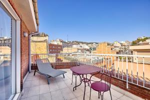 巴塞罗那埃克米特酒店的阳台配有桌椅。