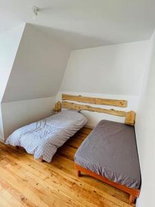 Ayzac-OstGrand appartement vue montagne的一间带床和长凳的小卧室