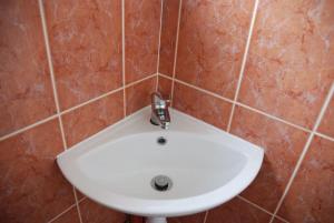 南安普敦Honest Airport University House 1 with FREE PARKING and FAST WIFI的浴室设有粉红色瓷砖,配有白色水槽。