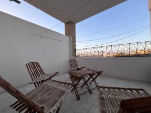 托泽尔Dar Beya ( APP S+2 )的带2把椅子和阳台的客房