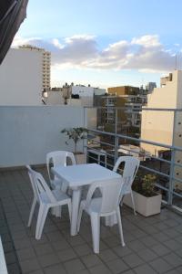 布宜诺斯艾利斯巴提蒙公寓的屋顶上摆放着白色的桌椅