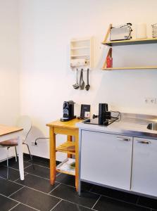 卡尔斯鲁厄Südstadtquartier的厨房配有柜台、桌子和桌子