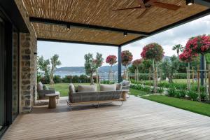 达特恰Palaia Hotel Datça的木制甲板上配有沙发的庭院