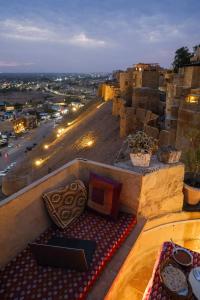 斋沙默尔萨加尔酒店的阳台享有夜间城市美景。
