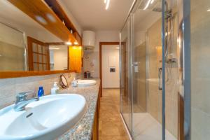 奥尔比亚Brorent Domo de Aurora的一间带两个盥洗盆和淋浴的浴室