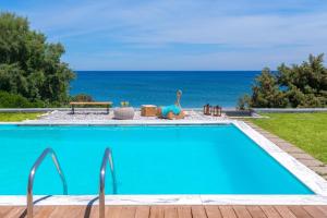 拉卡尼亚Villa Sevil的海景游泳池