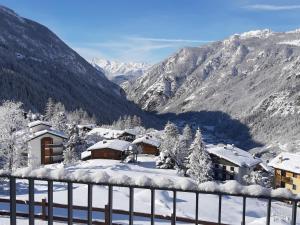 瓦托内切Casa Lo Tzé Relais - Indipendent house with amazing view的享有雪覆盖的山谷和山脉的景色