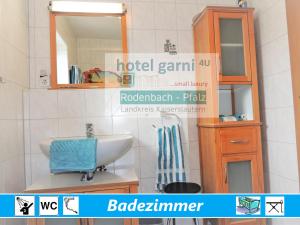 罗登巴赫Hotel Garni Rodenbach的一间带水槽和镜子的浴室