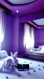 多博伊Apartman Sekulić的一间卧室设有两张紫色墙壁的床