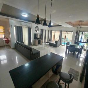 宿务Eli's Villa Cebu的客厅配有沙发和桌子