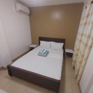宿务Eli's Villa Cebu的一张床上的床上,上面有一个托盘
