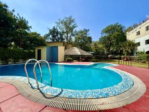 兰纳加Shelton Blu Resort , Jim Corbett的庭院内的游泳池