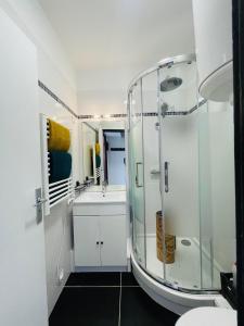加来La Brise Marine的带淋浴和盥洗盆的白色浴室