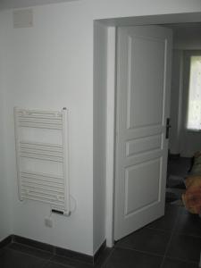 贝尔热拉克Helen's Home的一间设有白色门和窗户的房间