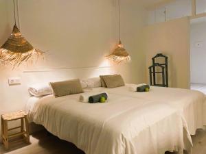 阿利坎特COLLECTION PORT - B&B Boutique , Alicante Center的卧室配有一张带两个枕头的大白色床