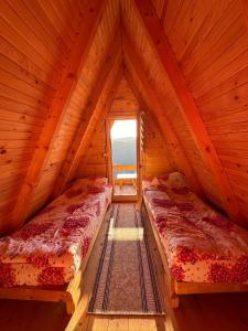 DružinićeEthno village Molitva的木间设有两张床,设有窗户
