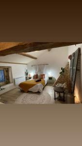 ConfrançonDomaine des Granges Neuves的一间大卧室,配有一张床铺和一张桌子