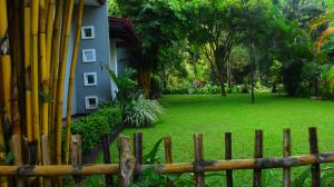 达瓦拉维Leel’s Safari Cottage的绿色庭院房子前面的围栏