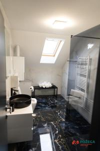 波热加Apartment Eden的一间带卫生间、水槽和窗户的浴室