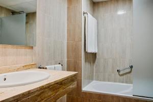 卡拉达沃普润斯特尔阿尔芭Spa公寓的一间带水槽和淋浴的浴室