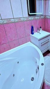 多博伊Apartman Sekulić的浴室配有白色浴缸和水槽