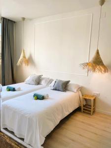 阿利坎特COLLECTION PORT - B&B Boutique , Alicante Center的客房内的两张床和枕头