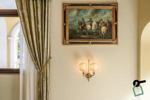 奥尔比亚HOTIDAY Hotel Olbia的墙上一幅马匹的画
