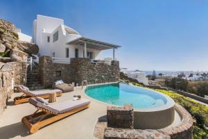 普拉迪斯亚罗斯Breathtaking 6 Bed in Platis Gialos的一座带游泳池和房子的别墅