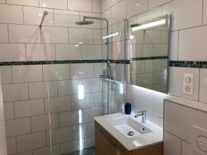 索宗Appartement Sauzon, 2 pièces, 4 personnes - FR-1-418-235的白色的浴室设有水槽和镜子